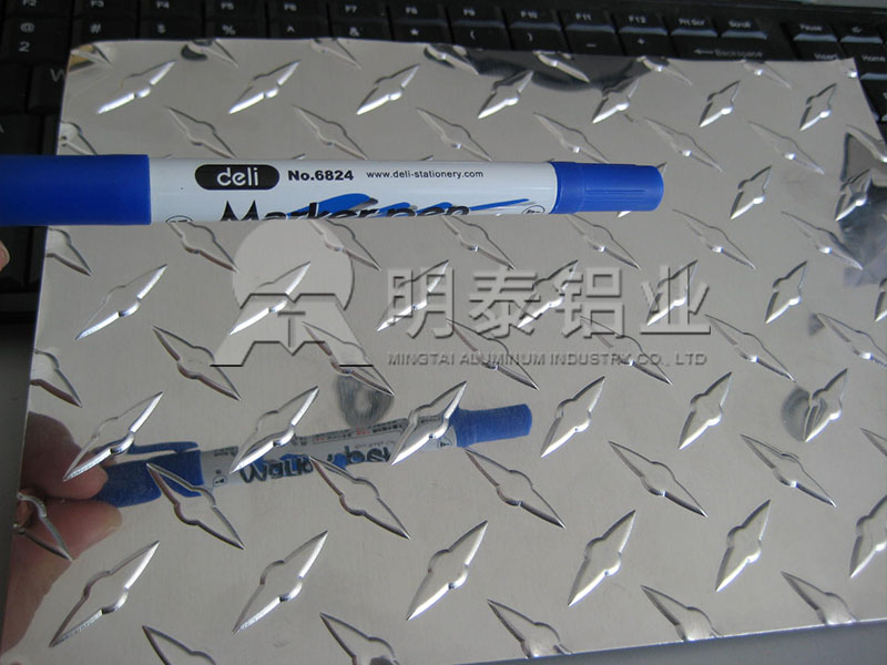 3003-H22花紋鋁板_工具箱用指針型花紋鋁板多少錢(qián)一噸？